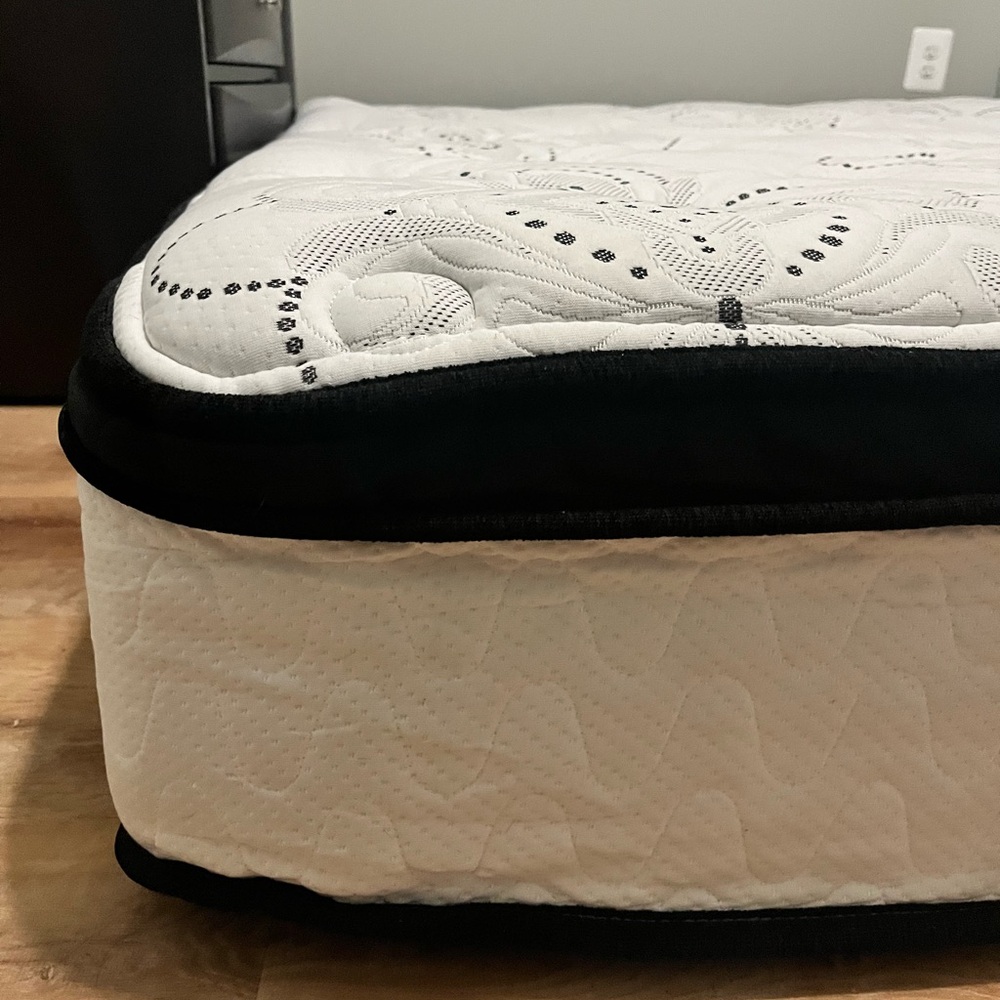 Hybrid Apparel Black and White Mattress Cover